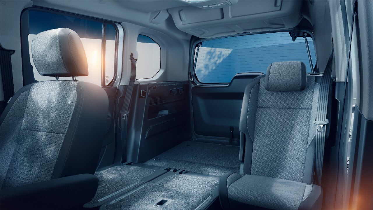 Vue intérieure de l'Opel Combo Electric avec sièges rabattables