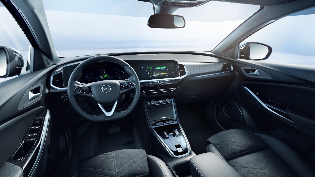 Achteraanzicht van de voorstoelen en cockpit van een Opel Grandland Plug-in-Hybrid 